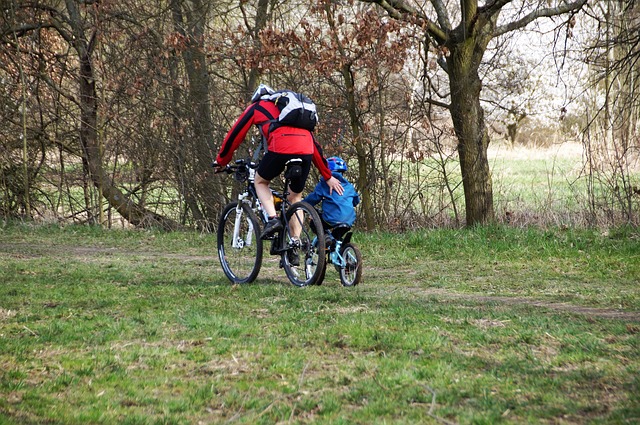 cyklisti – otec a dítě